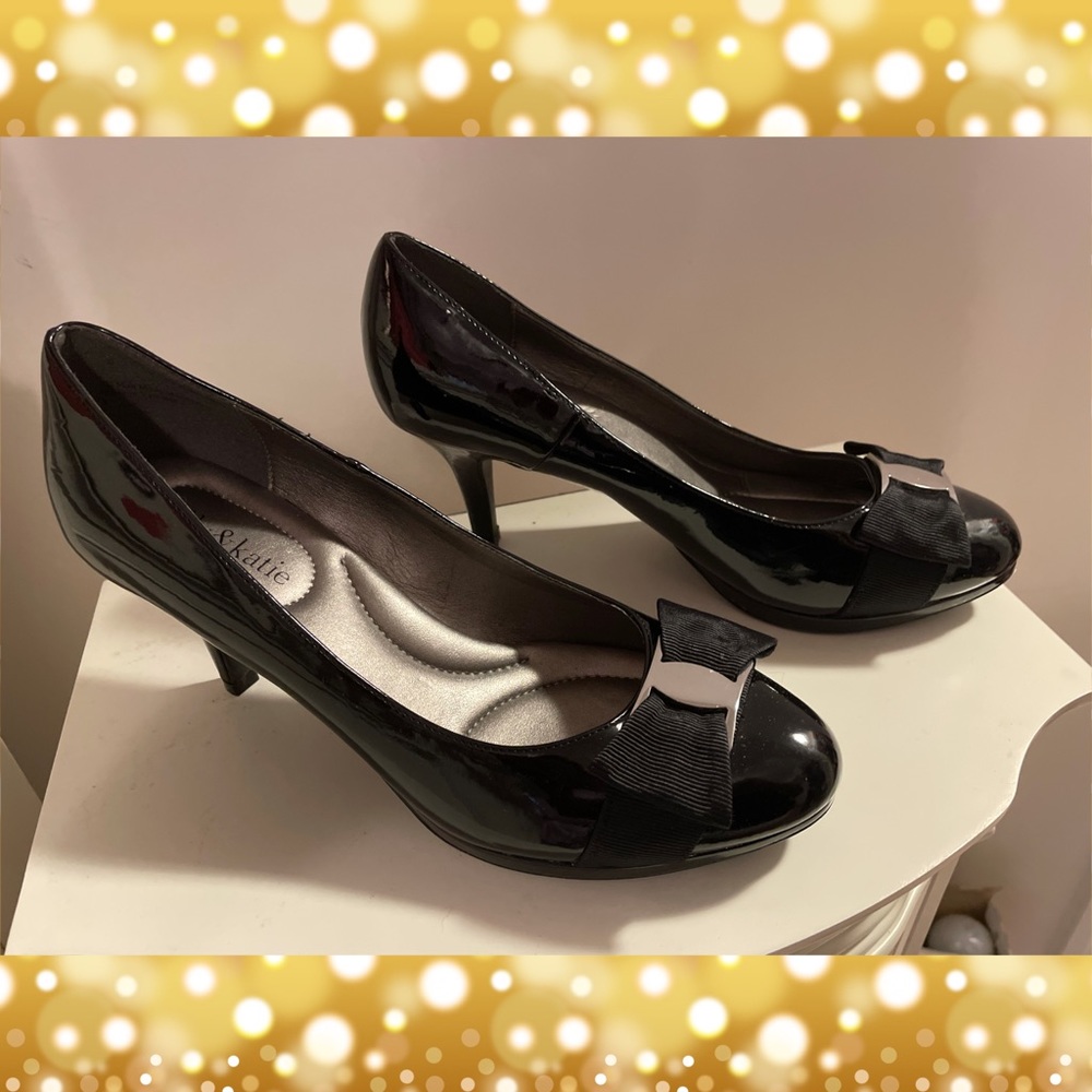 COPY - Adorable Bow Heels Size 8